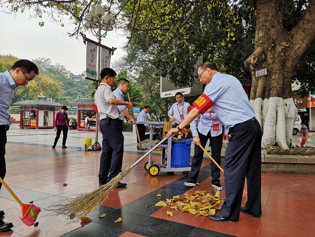 广场志愿者扫地_副本.jpg